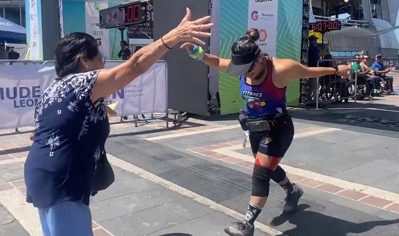 revistapazes.com - Mulher cruza linha de chegada de maratona em último, mas é recebida com festa por sua mãe
