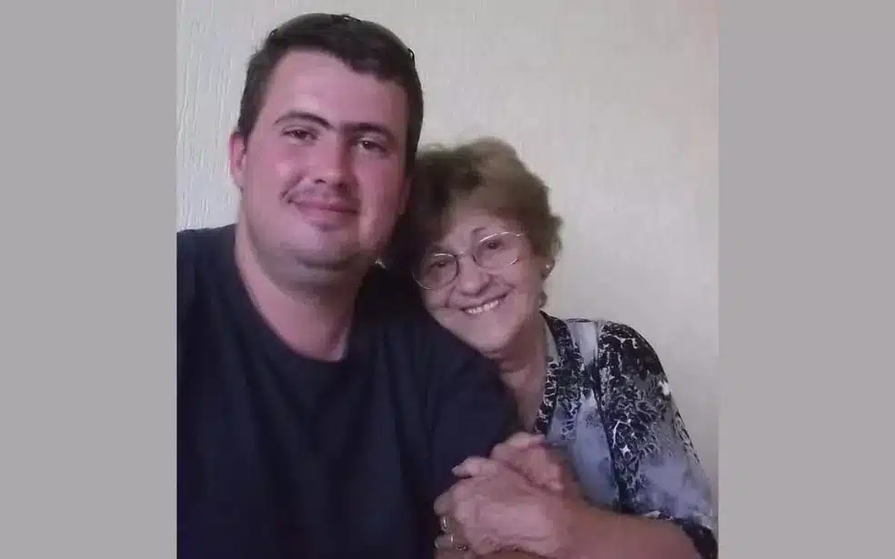 Neto tatua mensagem escrita há 26 anos por sua vó em homenagem à ela: 'Guiou minha vida' revistapazes.com - Neto tatua mensagem escrita há 26 anos por sua vó em homenagem à ela: 'Guiou minha vida'