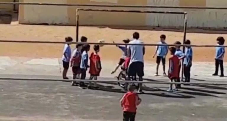 revistapazes.com - Professor inclui aluno cadeirante em aula de educação física e comemora: 'Ele fez até gol!'