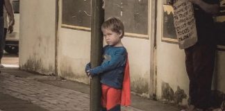 Fotógrafo se emociona ao registrar criança vestida de super-herói em rua: ‘A gente fica reflexivo’