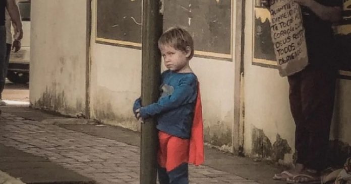 Fotógrafo se emociona ao registrar criança vestida de super-herói em rua: ‘A gente fica reflexivo’