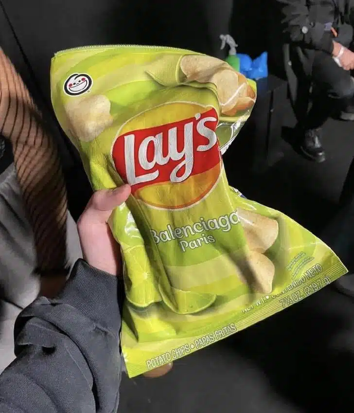 revistapazes.com - Embalagem de batata frita: o polêmico acessório de 'luxo' da Balenciaga vendido por quase R$ 10 mil