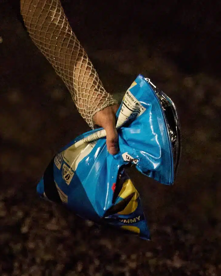 Embalagem de batata frita: o polêmico acessório de 'luxo' da Balenciaga vendido por quase R$ 10 mil revistapazes.com - Embalagem de batata frita: o polêmico acessório de 'luxo' da Balenciaga vendido por quase R$ 10 mil