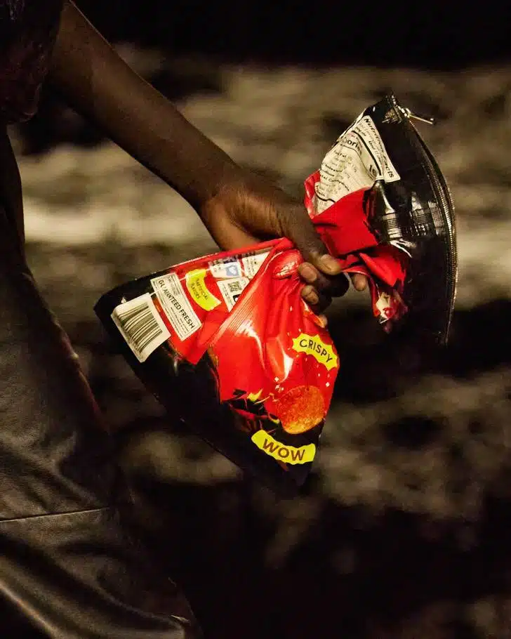 Embalagem de batata frita: o polêmico acessório de 'luxo' da Balenciaga vendido por quase R$ 10 mil revistapazes.com - Embalagem de batata frita: o polêmico acessório de 'luxo' da Balenciaga vendido por quase R$ 10 mil