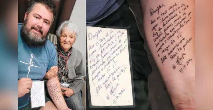 Neto tatua mensagem escrita há 26 anos por sua vó em homenagem à ela: ‘Guiou minha vida’