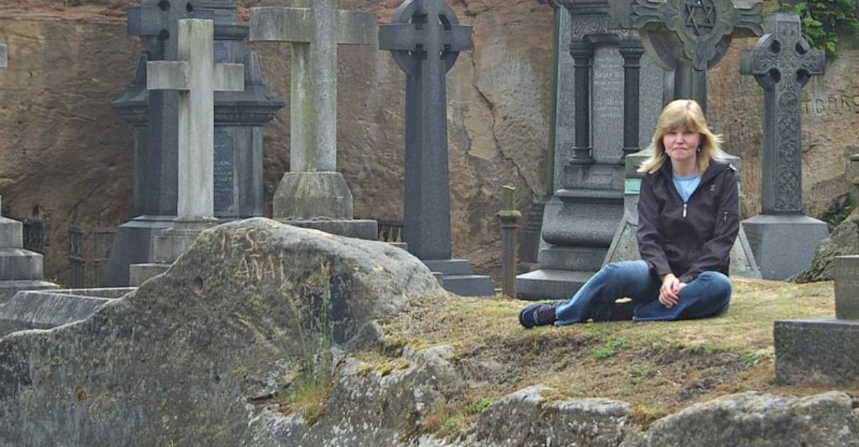 revistapazes.com - Ela participou de mais de 200 funerais de desconhecidos que não tinham ninguém para chorar por eles