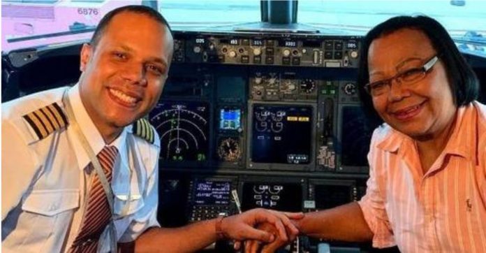 Piloto brasileiro leva mãe em voo dos sonhos a Cancún e homenagem emociona passageiros