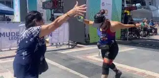 Mulher cruza linha de chegada de maratona em último, mas é recebida com festa por sua mãe