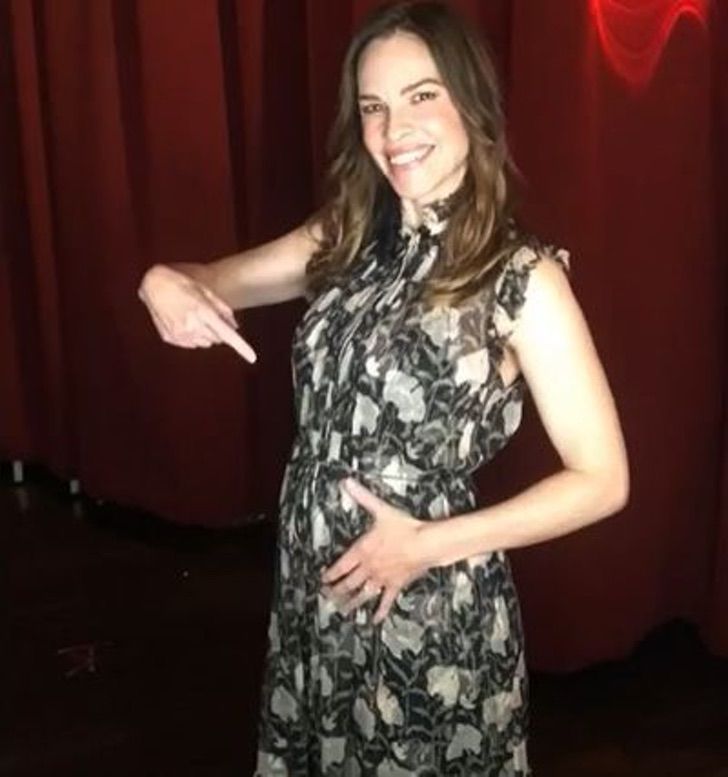 revistapazes.com - Após anunciar gravidez aos 48, Hilary Swank enfrenta críticas por ser "velha demais para ser mãe"