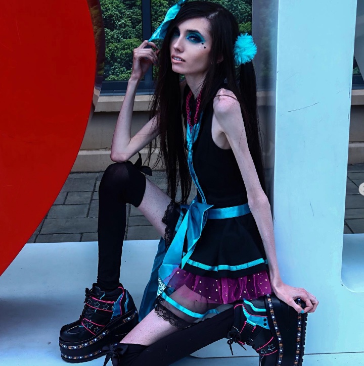 revistapazes.com - Pais 'cancelam'  influenciadora Eugenia Cooney após acusá-la de promover anorexia