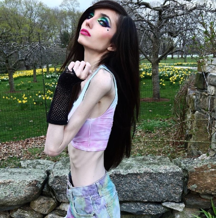 revistapazes.com - Pais 'cancelam'  influenciadora Eugenia Cooney após acusá-la de promover anorexia