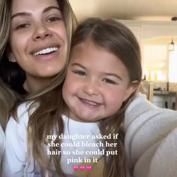 revistapazes.com - M&atilde;e permite filha de 5 anos descolorir o cabelo e recebe enxurrada de cr&iacute;ticas na internet