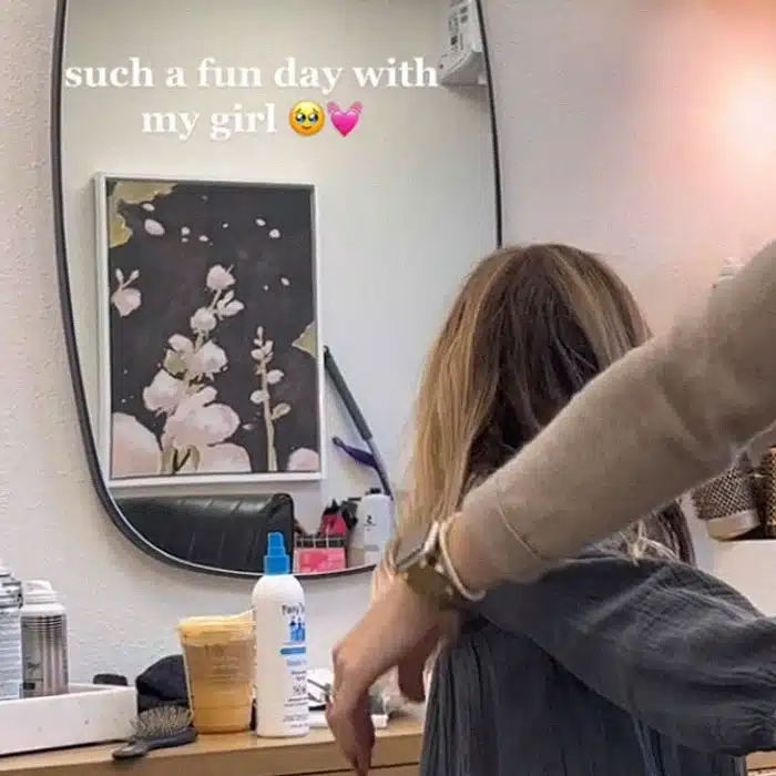 revistapazes.com - M&atilde;e permite filha de 5 anos descolorir o cabelo e recebe enxurrada de cr&iacute;ticas na internet