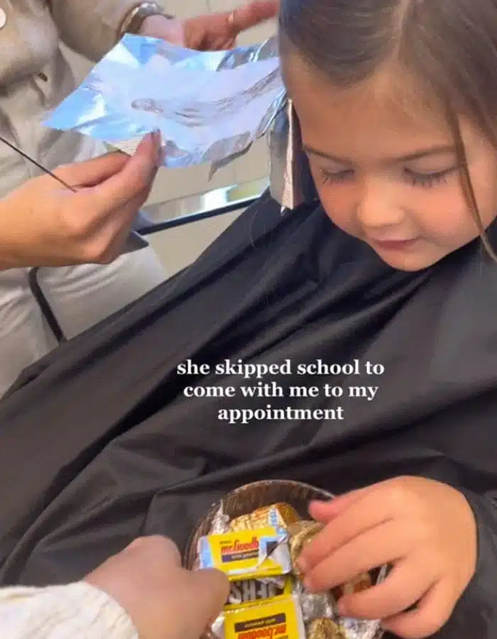 revistapazes.com - M&atilde;e permite filha de 5 anos descolorir o cabelo e recebe enxurrada de cr&iacute;ticas na internet