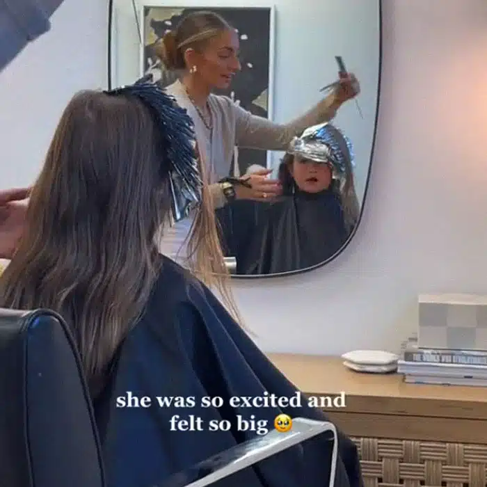 revistapazes.com - M&atilde;e permite filha de 5 anos descolorir o cabelo e recebe enxurrada de cr&iacute;ticas na internet