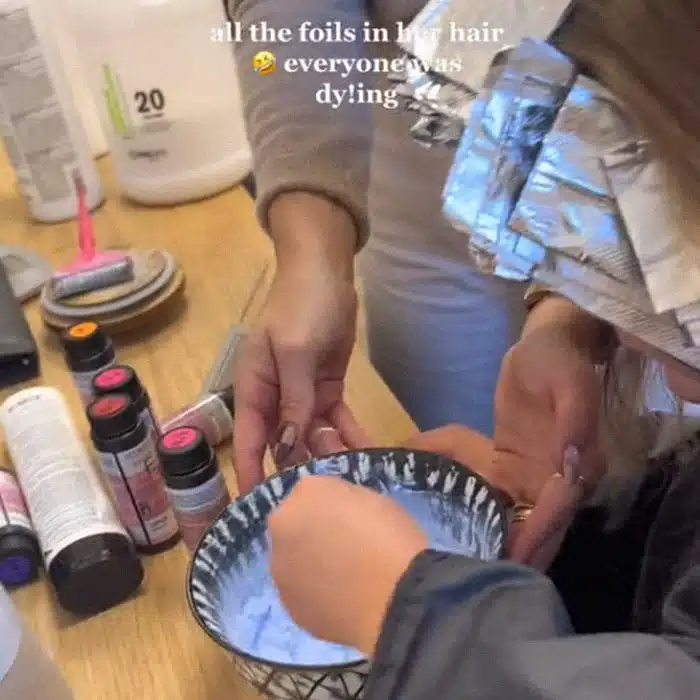 revistapazes.com - M&atilde;e permite filha de 5 anos descolorir o cabelo e recebe enxurrada de cr&iacute;ticas na internet