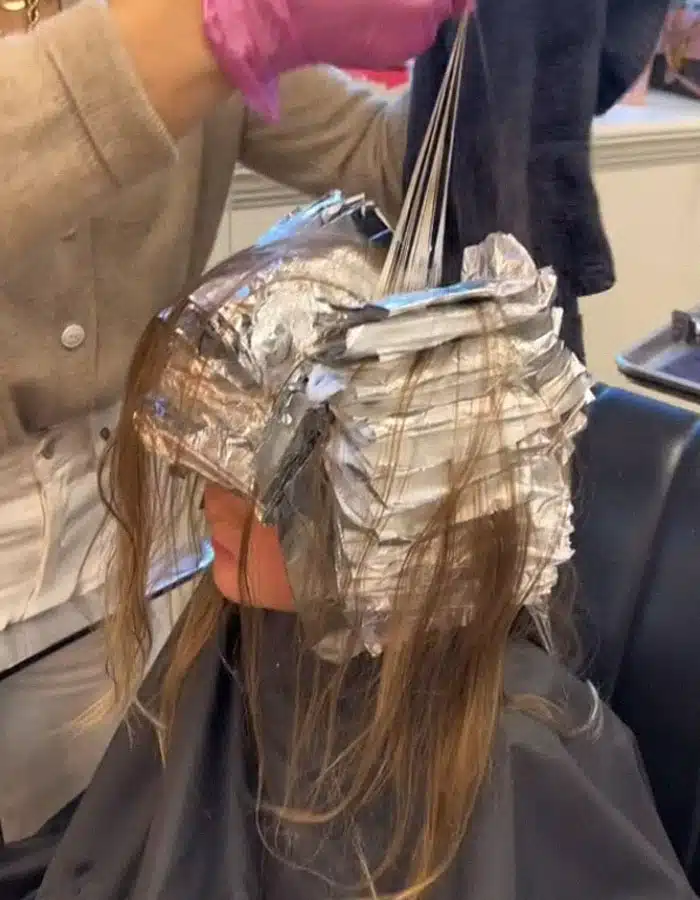 revistapazes.com - M&atilde;e permite filha de 5 anos descolorir o cabelo e recebe enxurrada de cr&iacute;ticas na internet