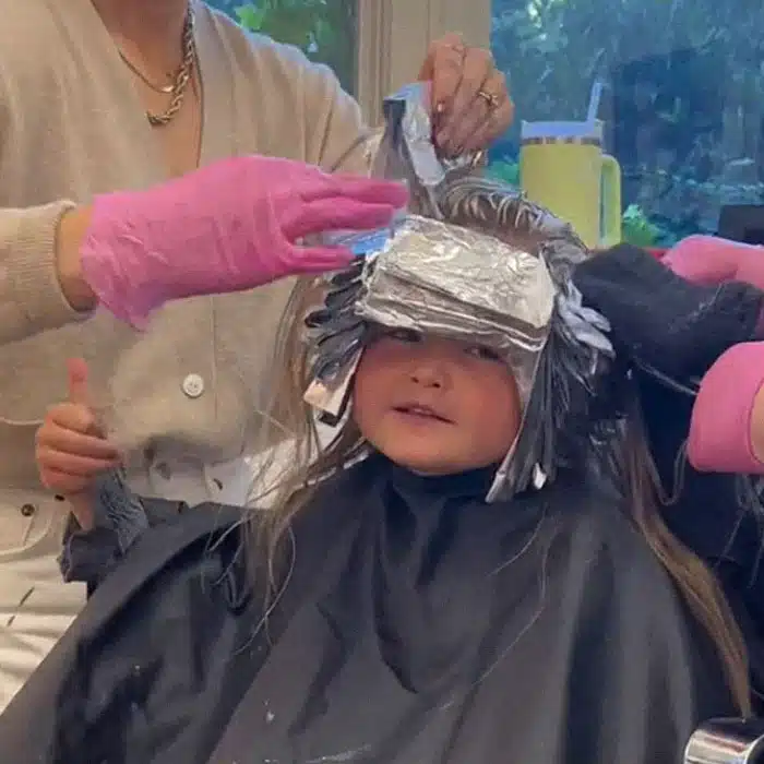 revistapazes.com - M&atilde;e permite filha de 5 anos descolorir o cabelo e recebe enxurrada de cr&iacute;ticas na internet