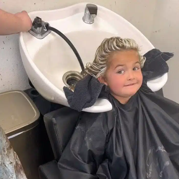 revistapazes.com - M&atilde;e permite filha de 5 anos descolorir o cabelo e recebe enxurrada de cr&iacute;ticas na internet