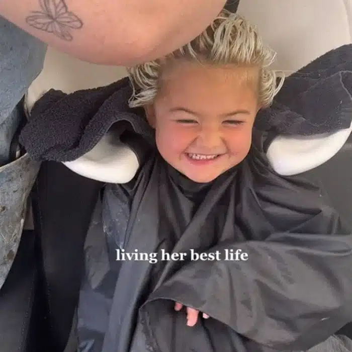 revistapazes.com - M&atilde;e permite filha de 5 anos descolorir o cabelo e recebe enxurrada de cr&iacute;ticas na internet