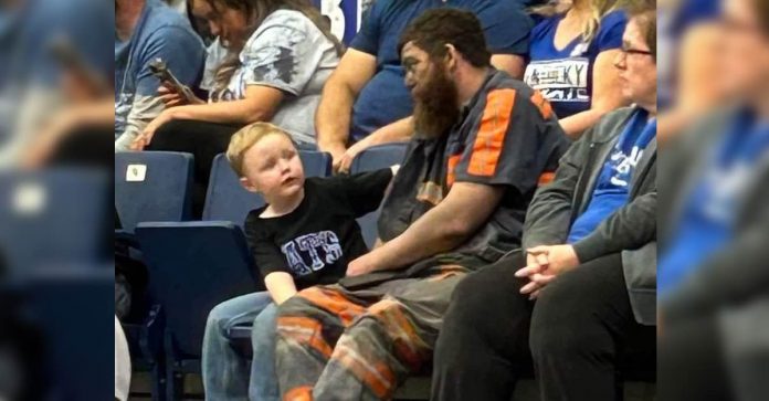 Trabalhador de mina de carvão viraliza ao levar filho para jogo de basquete logo após o trabalho