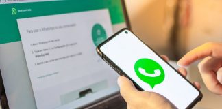Funcionária esquece WhatsApp aberto em computador de empresa e suas mensagens são expostas em reunião