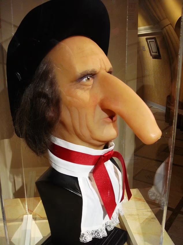 revistapazes.com - Homem com o maior nariz do mundo mantém recorde inusitado séculos após sua morte