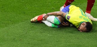 Seria o fim da Copa para Neymar? Médico da seleção fala sobre lesão do craque após entrada dura de rival