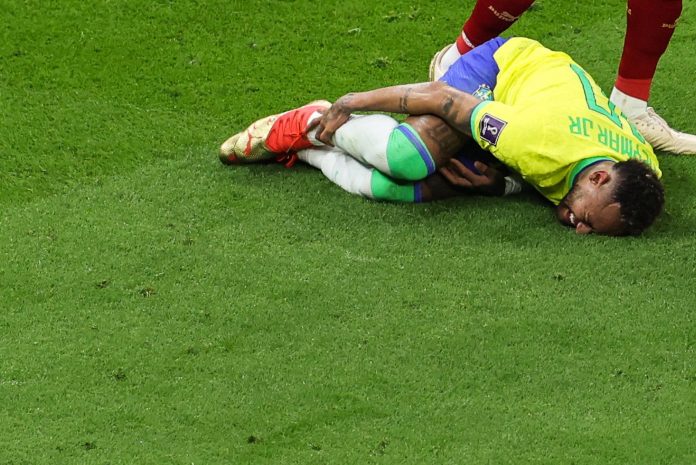 Seria o fim da Copa para Neymar? Médico da seleção fala sobre lesão do craque após entrada dura de rival