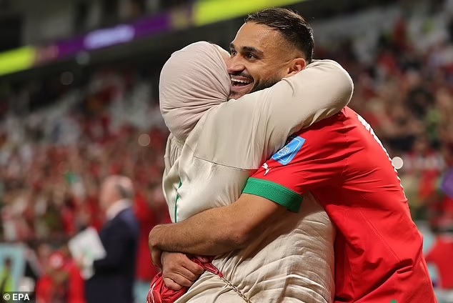 revistapazes.com - Jogador do Marrocos dança no gramado com a mãe após classificação inédita na Copa do Mundo