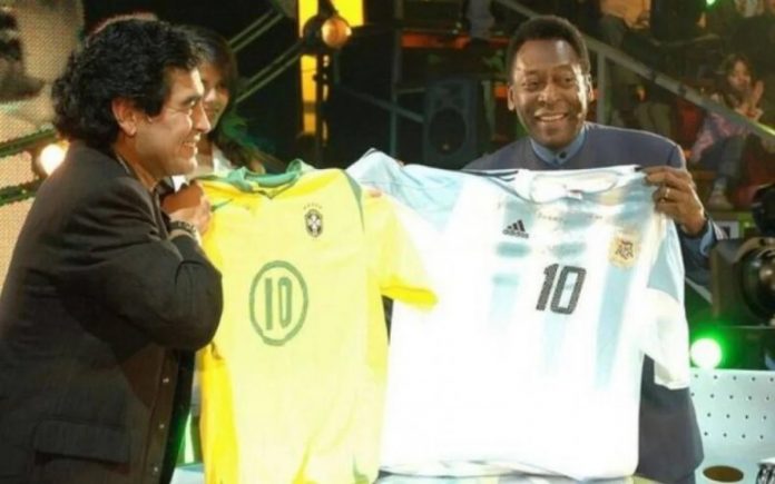 Vídeo HISTÓRICO: Pelé e Maradona trocam embaixadinhas na TV