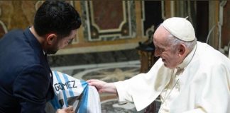 Papa Francisco abençoa camisa da Argentina às vésperas da final da Copa do Mundo