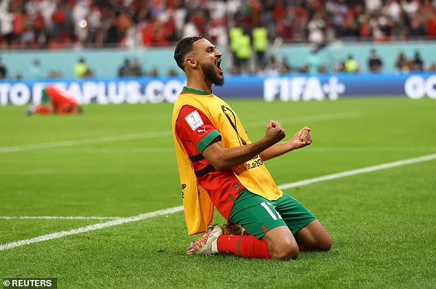 revistapazes.com - Jogador do Marrocos dança no gramado com a mãe após classificação inédita na Copa do Mundo