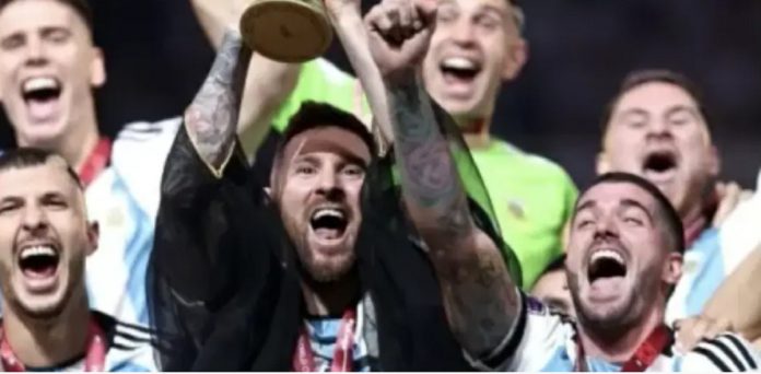 O que representa espécie de “capa” que Messi usou ao levantar a taça da Copa