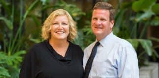 Desde o início do ano, casal bilionário doa R$ 5 milhões por semana para caridade