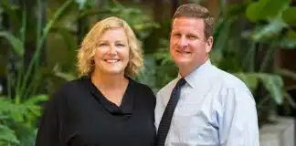 Desde o início do ano, casal bilionário doa R$ 5 milhões por semana para caridade