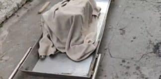 Menina de 5 anos é encontrada morta concretada dentro de mesa; mãe é principal suspeita do crime