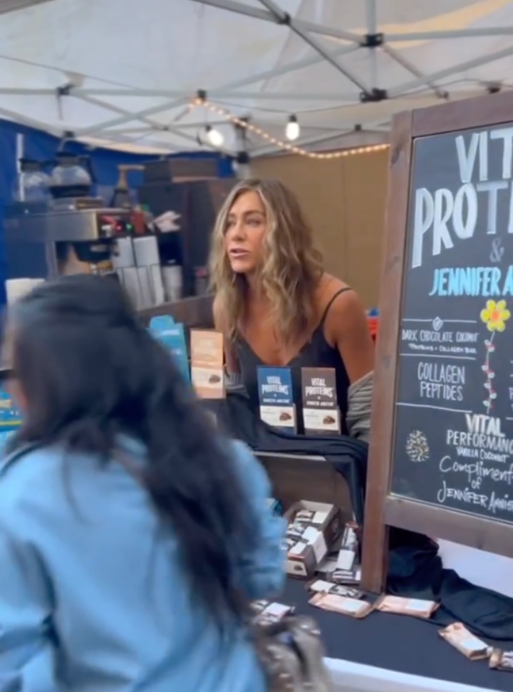 revistapazes.com - Gente como a gente: Jennifer Aniston é flagrada em banquinha vendendo biscoitos naturais