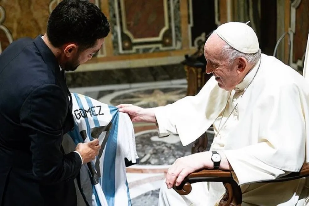 revistapazes.com - Papa Francisco abençoa camisa da Argentina às vésperas da final da Copa do Mundo