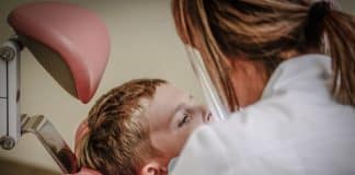 Criança de 7 anos morre durante consulta odontológica e dentista é presa