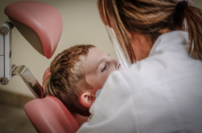 Criança de 7 anos morre durante consulta odontológica e dentista é presa