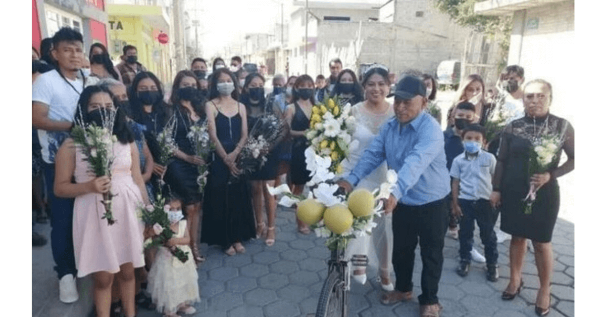 revistapazes.com - De bicicleta, pai leva filha à igreja no dia de seu casamento