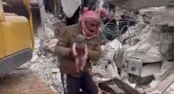 revistapazes.com - [VIDEO] Bebê nascido durante terremoto na Síria é resgatado de escombros ainda com cordão umbilical