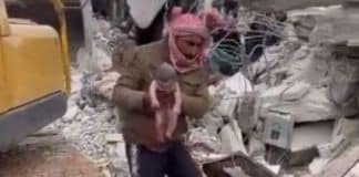 [VIDEO] Bebê nascido durante terremoto na Síria é resgatado de escombros ainda com cordão umbilical