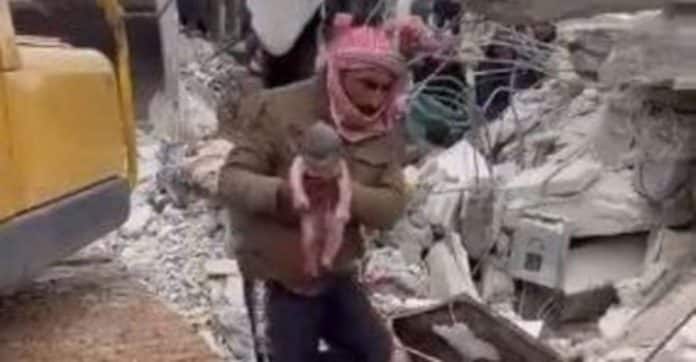 [VIDEO] Bebê nascido durante terremoto na Síria é resgatado de escombros ainda com cordão umbilical