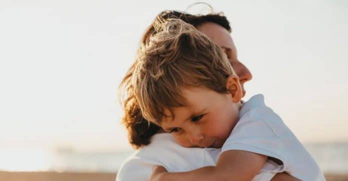 Estudo mostra que superproteção dos pais pode diminuir expectativa de vida dos filhos; entenda