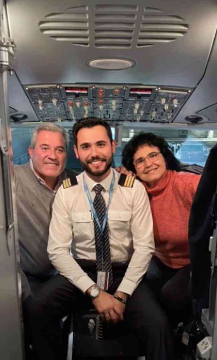 revistapazes.com - Piloto homenageia os pais presentes em seu 1º voo como profissional: "Obrigado por me dar asas"