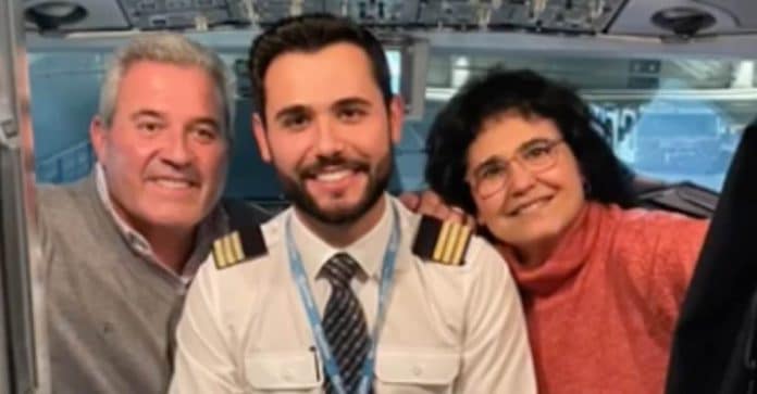 Piloto homenageia os pais presentes em seu 1º voo como profissional: “Obrigado por me dar asas”
