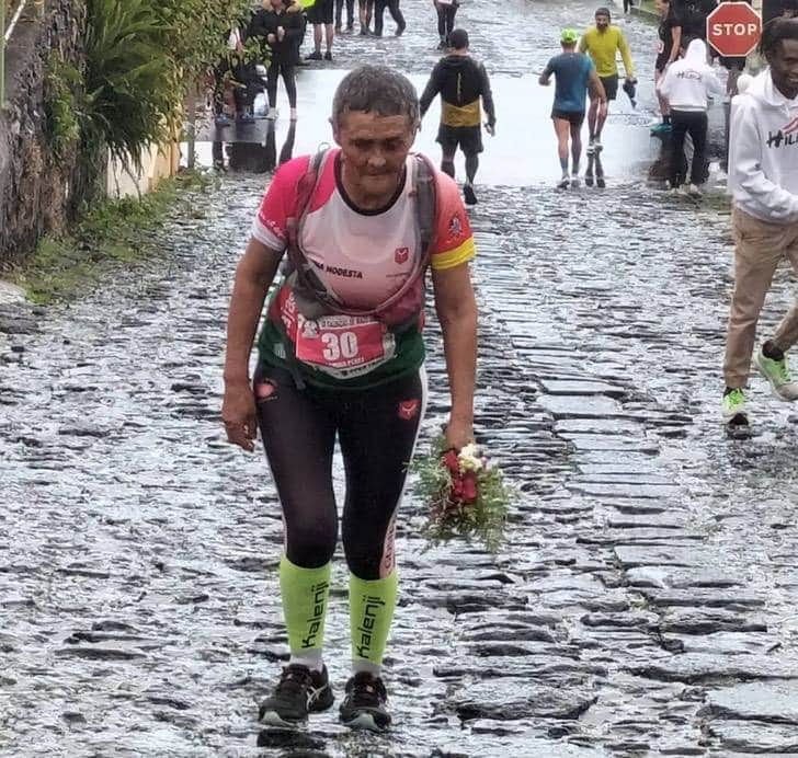 revistapazes.com - Idosa de 76 anos é aplaudida por todos após completar maratona de 42 km - veja comentários