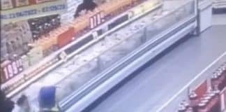 Câmera de segurança registra tentativa de sequestro de bebê em supermercado na África do Sul